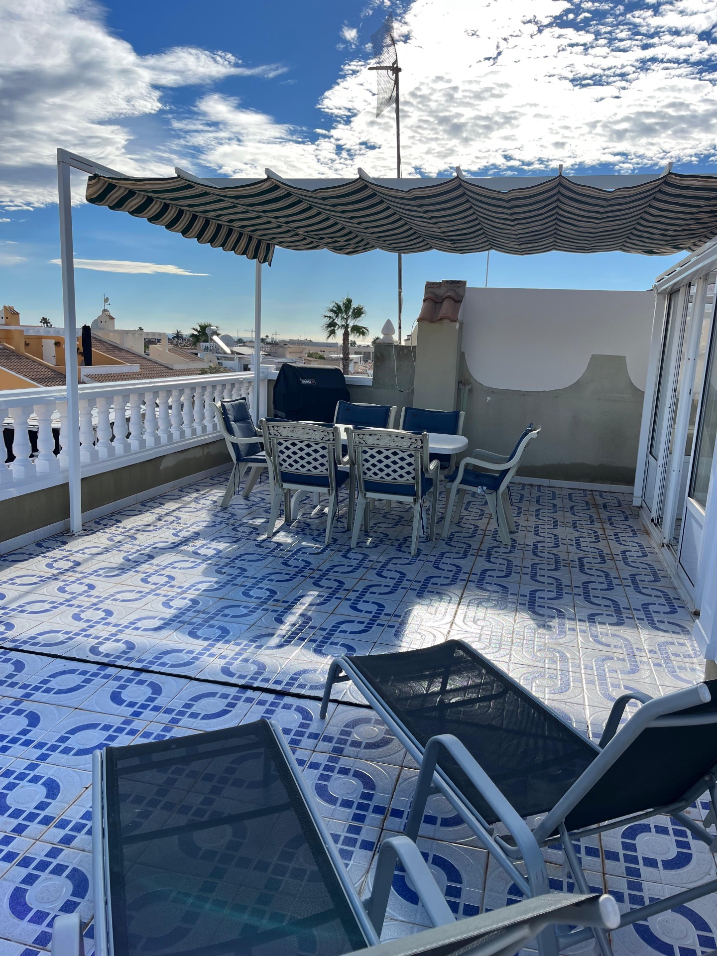 Takterrass med matplats och grill